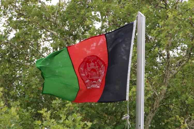 Taliban open fire as hundreds of Afghans take to streets to support national flag
