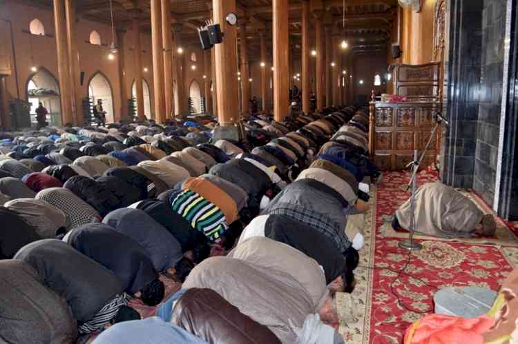 Friday prayers end peacefully in J&K, mobile phone services being restored
