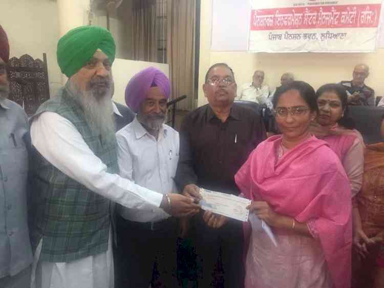 Mamta Ashu hands over a grant of Rs 6 lakh for upgradation of Pensioners Bhawan
