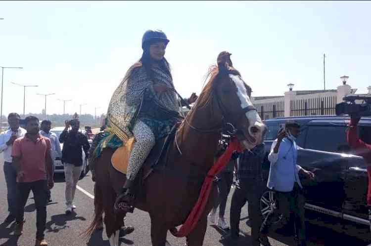 Woman Cong MLA rides a horse to Jharkhand assembly