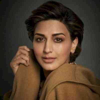 400px x 400px - Sonali Bendre to make OTT debut with 'The Broken News'