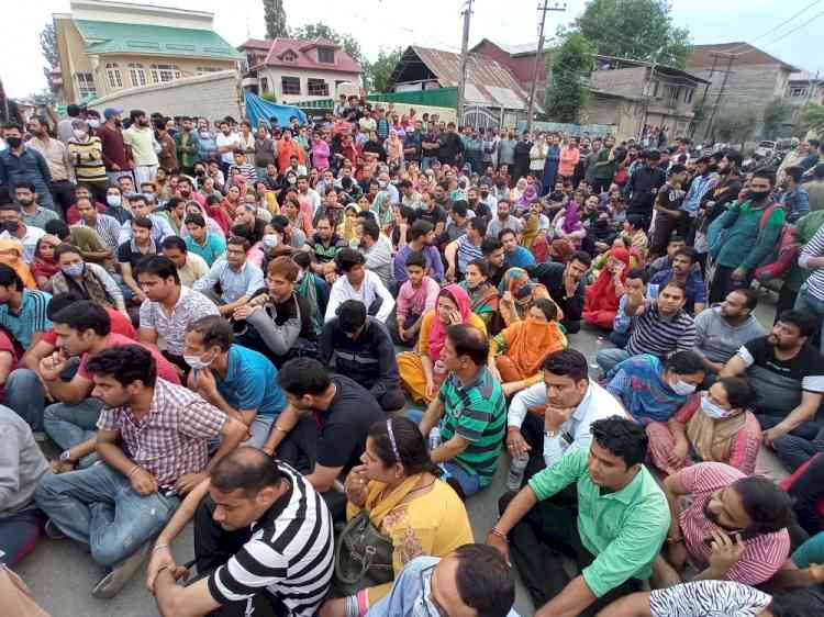 Protests held against killing of Kashmiri Pandit govt employee