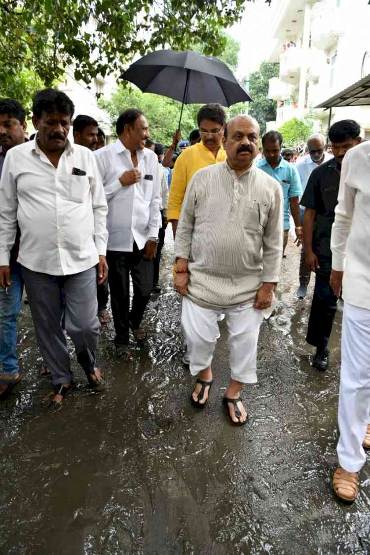 K'taka CM visits rain-affected areas; families of dead labourers to get Rs 5L each