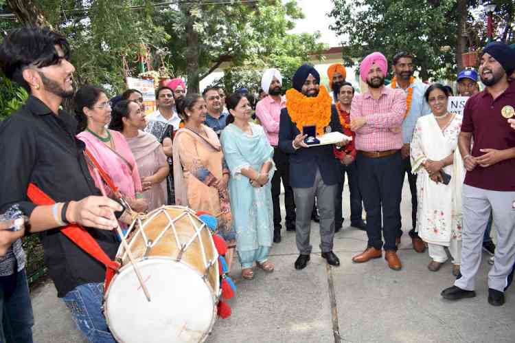 Lyallpur Khalsa College welcomes National awardee Maninderjit Singh in a grand manner