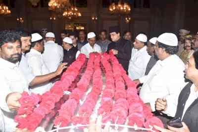 Body of titular 8th Nizam brought to Hyderabad, CM pays tribute