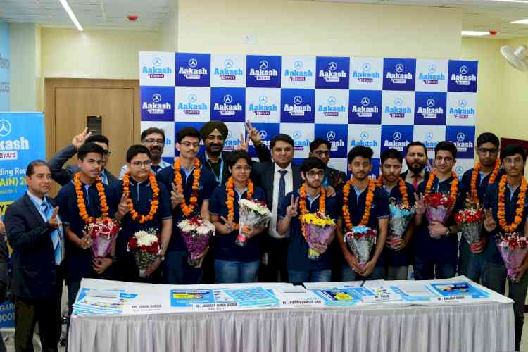 Aakash BYJU’S student Kamyak Channa from Chandigarh tops Tricity in first session of JEE Mains 2023  