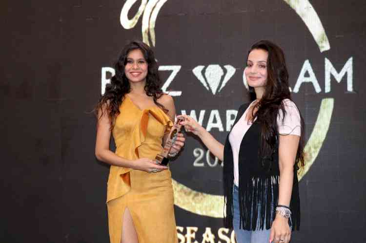 Actress Amisha Patel honours D company actress Anshu Rajput with Bizz Glam Award 2023 