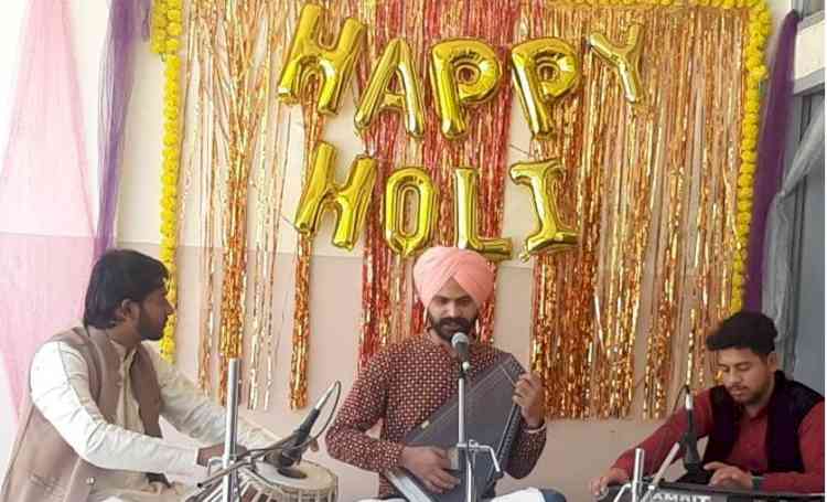 Suron Ki Holi celebrated in Department of Music, Panjab University