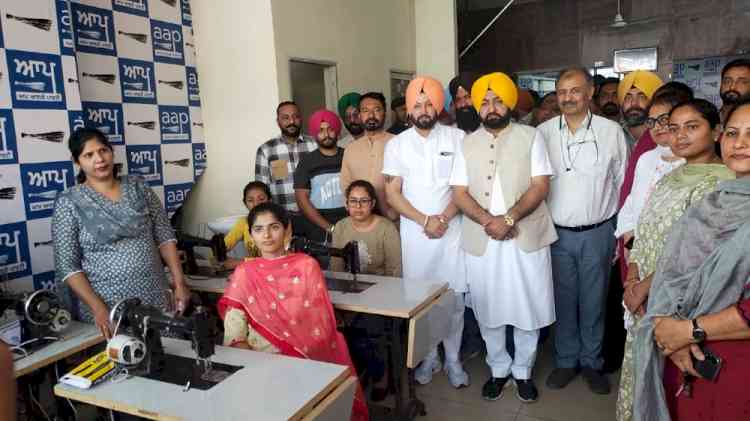 With aim of making women self-reliant MLA Hardeep Singh Mundian opens free sewing machine training centre at his office