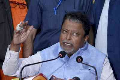 Mukul Roy returns to Kolkata, says 'I'm with BJP'