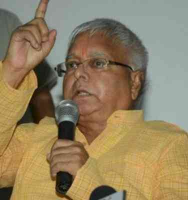 Lalu Prasad offers prayer at Patna High Court mazar