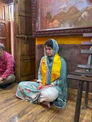 Priyanka offers prayers at Jakhoo Hanuman Temple in Shimla