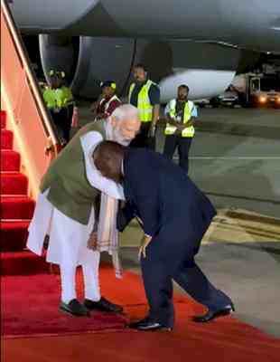 PM Modi arrives in Papua New Guinea, PM Marape touches his feet