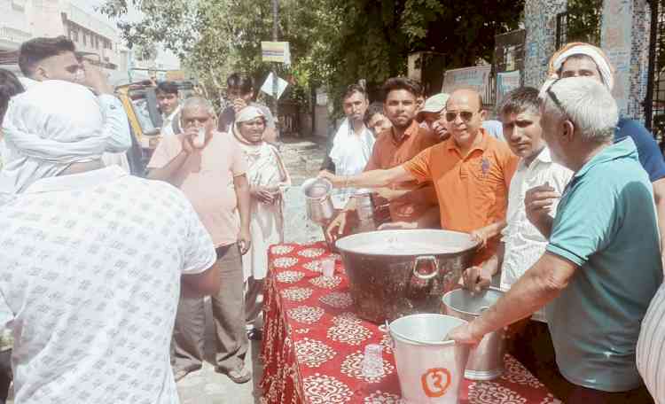 छात्रों ने मिलकर लगाई छबील