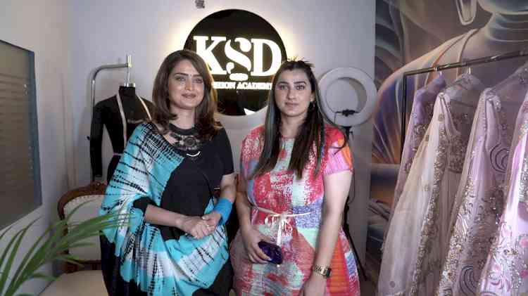 Fashion designer Kiren Sandhu's “KSD Fashion Academy” Inaugurated by Punjabi beauty Aarushi Sharma