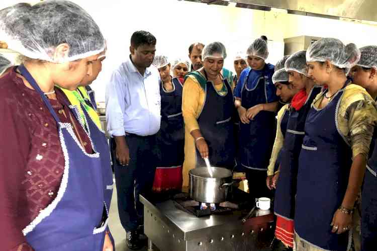 पिज्जा, बिरयानी सहित विभिन्न व्यंजन बनाने सीख रही महिलाएं