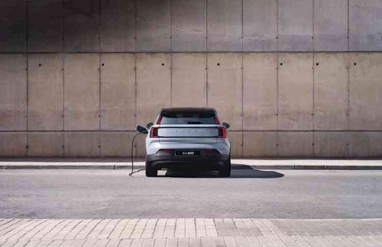 Volvo becomes 4th automaker to adopt Tesla EV charging standard