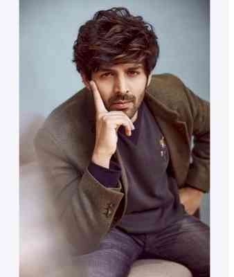 Kartik Aaryan visits Mumbai theatre, interacts with fans