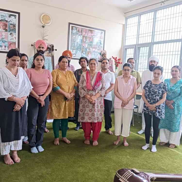 Condolence meeting held to observe two minutes silence on sad demise of Pandit Yashpaul 