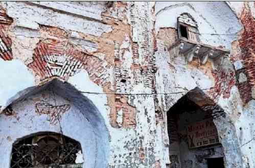 Lucknow’s Chhota Imambara in neglect, cries for attention  