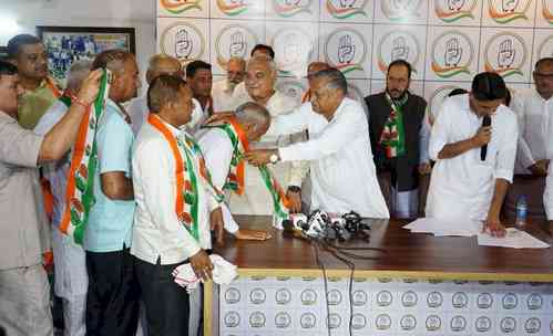 Three former Hry MLAs, municipality Chairman join Congress