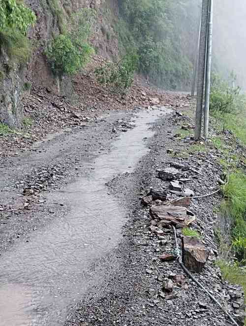 Heavy rains claim three lives, tourists stranded in Himachal