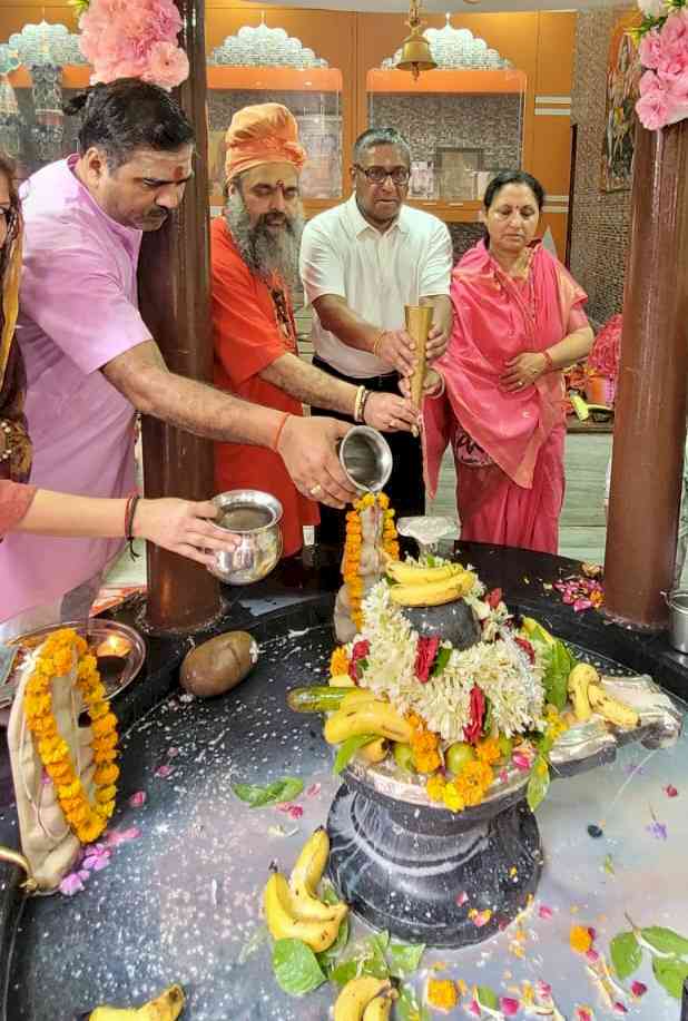 पुरीधाम मे जारी रुद्र यज्ञ में समाजसेवी राजेश जैन ने किया रुद्राभिषेक