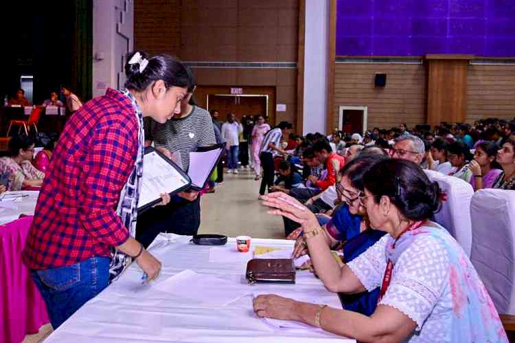 पीजी पाठ्यक्रमों तथा एलएलबी तीन वर्षीय पाठ्यक्रम में प्रवेश के लिए पहली फिजिकल काउंसलिंग आयोजित।