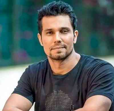 Randeep Hooda visits Swatantrya Veer Smarak, meets Savarkar's family