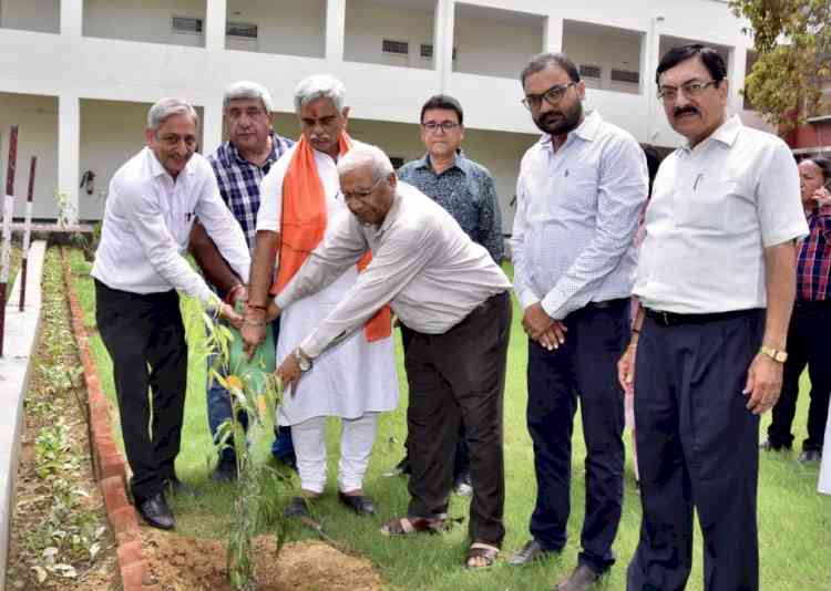 पूर्व मंत्री ग्रोवर का जन्मदिन मनाया