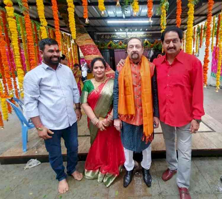 Nizam 9th of Asaf Jahs Raunaq Yar Khan attends Bonalu celebrations in the NIMS along with film star Suman