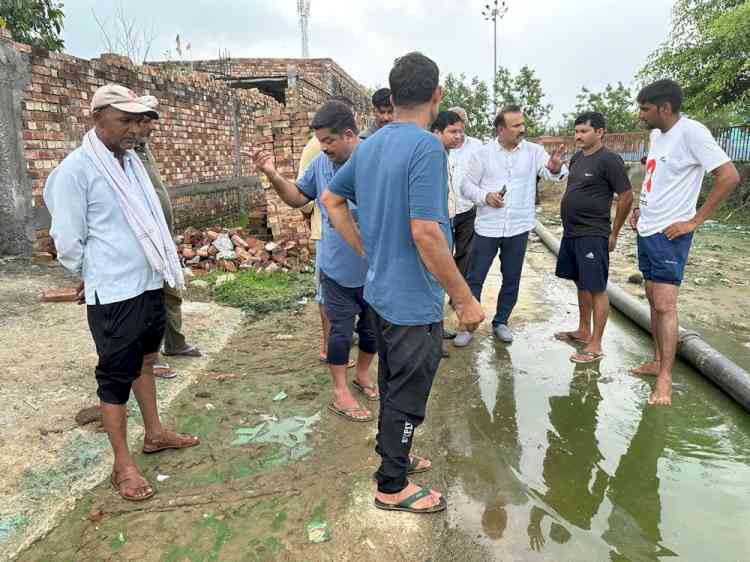 भाजपा जिलाध्यक्ष ने बेरी के वार्ड नंबर दस का दौरा कर करवाई गंदे पानी की निकासी