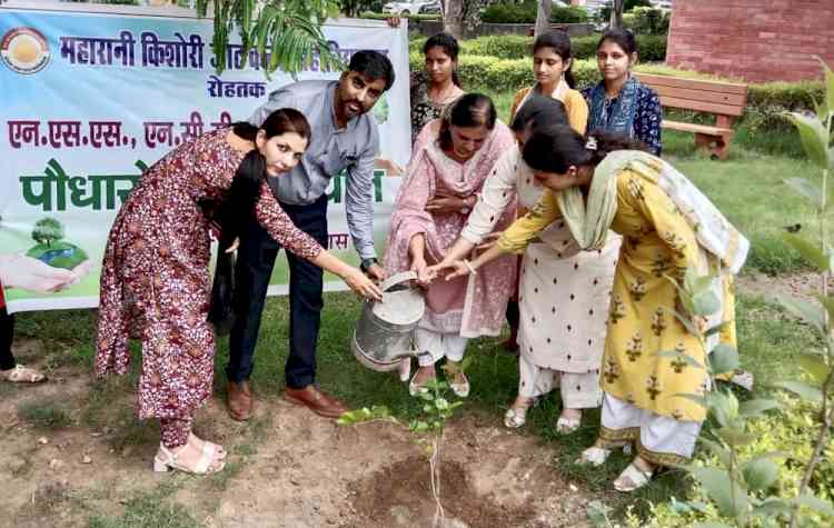 एमकेजेके में पौधारोपण किया