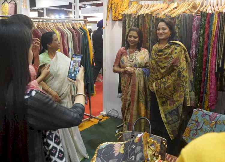 Style Tatva concludes, Mayor shops at FLO Style Tatva on Sunday