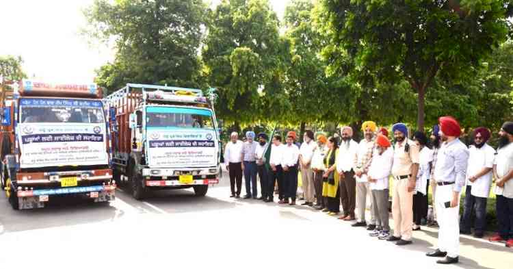 Vet Varsity flagged-off Truckloads of silage for flood relief