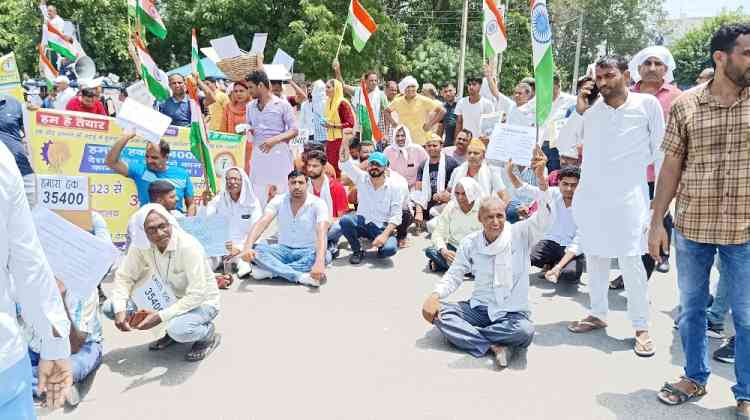 लिपिकों ने सरकार द्वारा वार्तालाप न करने के विरोध में हिसार में किया शक्ति प्रदर्शन