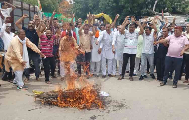 हिसार में सीएम व डिप्टी सीएम का पुतला फूंक लिपिकों ने जताया आक्रोश