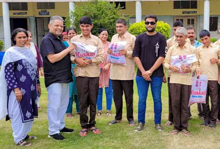 श्रवण संस्थान में मानसिक दिव्यांग विद्यार्थियों को स्कूल ड्रेस वितरित की