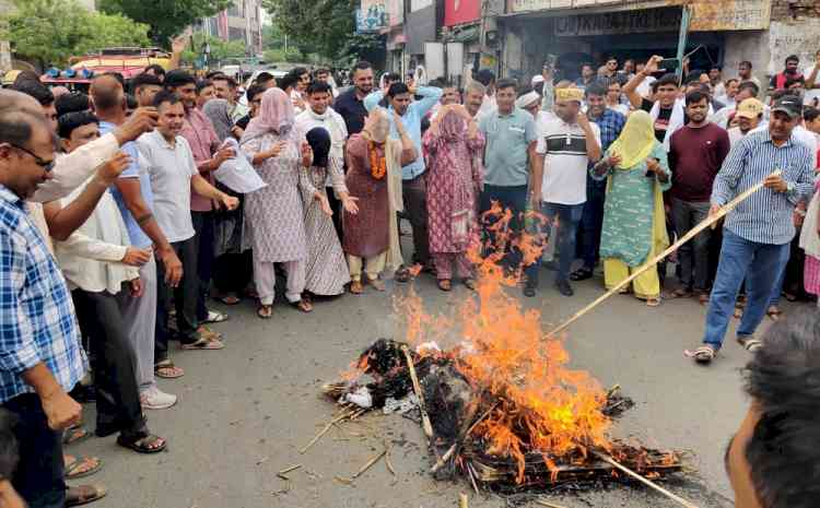 रोहतक में लिपिकों ने सरकार का पुतला फूंक किया विरोध प्रदर्शन