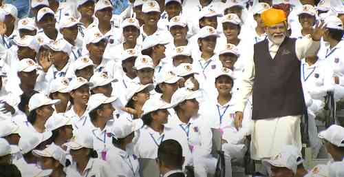 PM Modi engages with students, NCC cadets during I-Day celebrations