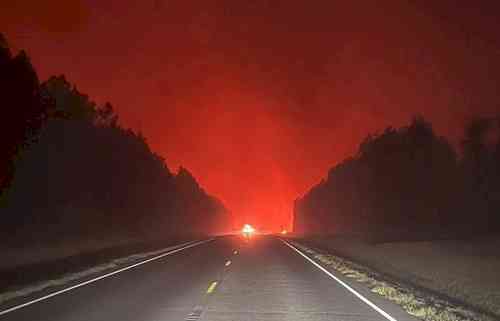 Wildfires force evacuation in US town amid extreme drought, heat