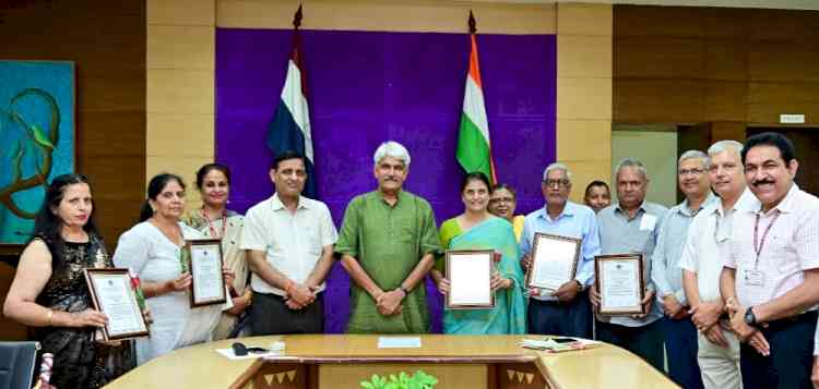 प्रो. अरूणिमा गुप्ता सहित अन्य को सेवानिवृत होने पर पर दी भावभीनी विदाई