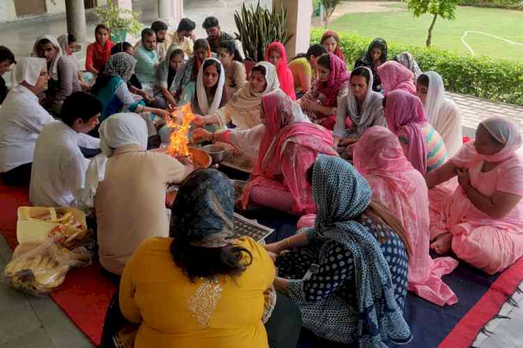 हवन के साथ बीएड के नए सत्र का शुभारंभ किया