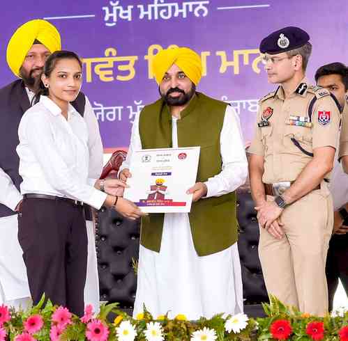 Punjab CM dares Majithia, Warring to clear Punjabi test with 45pc marks