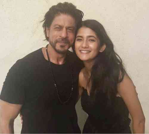 Ashlesha Thakur posts pics with 'Jawan' co-star SRK & director Atlee