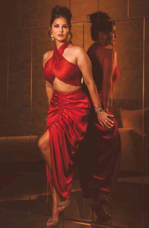 Sunny Leone Sil Pak Xxx - Sunny Leone adds new layer of sensuality with her moves in 'Mera Piya Ghar  Aaya 2.0'