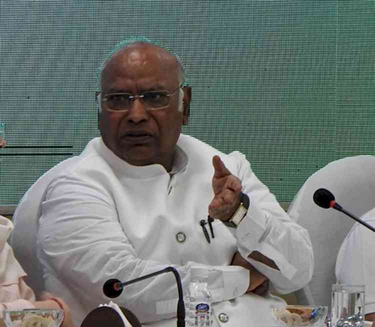 Kharge chairs CEC meeting to finalise candidates for T'gana Assembly polls