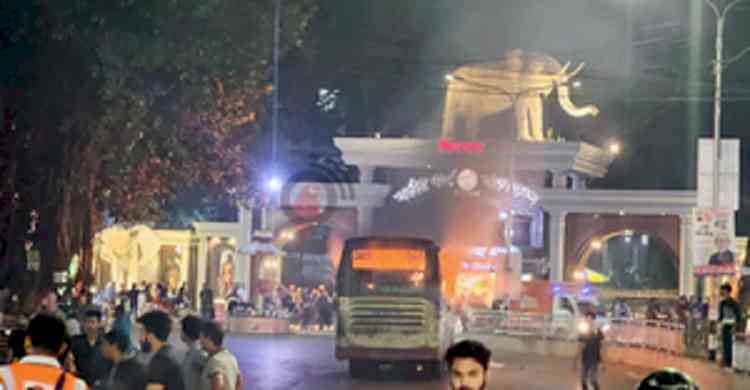 3 buses set on fire in Dhaka on Wednesday night, Home Minister condemns BNP 'reign of terror'