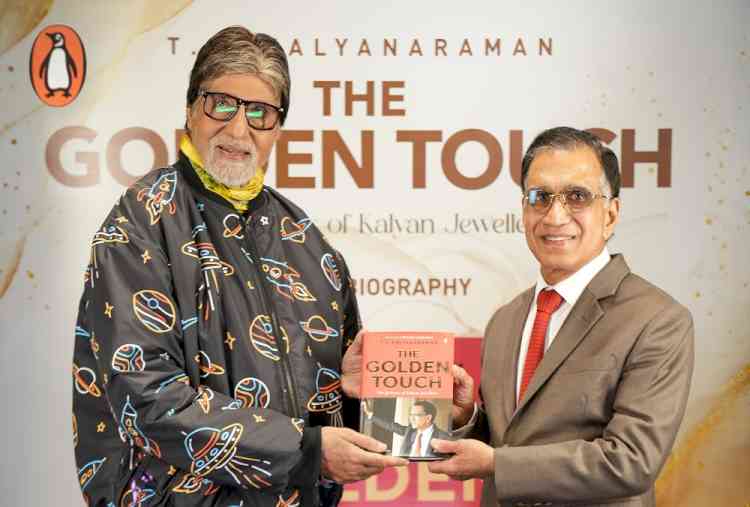 Bollywood megastar and Kalyan Jewellers’ brand ambassador Amitabh Bachchan unveils T S Kalyanaraman’s autobiography ‘The Golden Touch’
