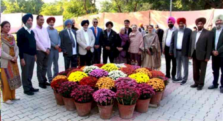 Flower enthusiasts throng chrysanthemum show at PAU